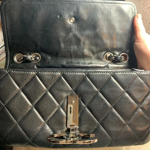 Chanel Divine Flap Handbag Black and White Quilted Leather - Picture 7 of 13